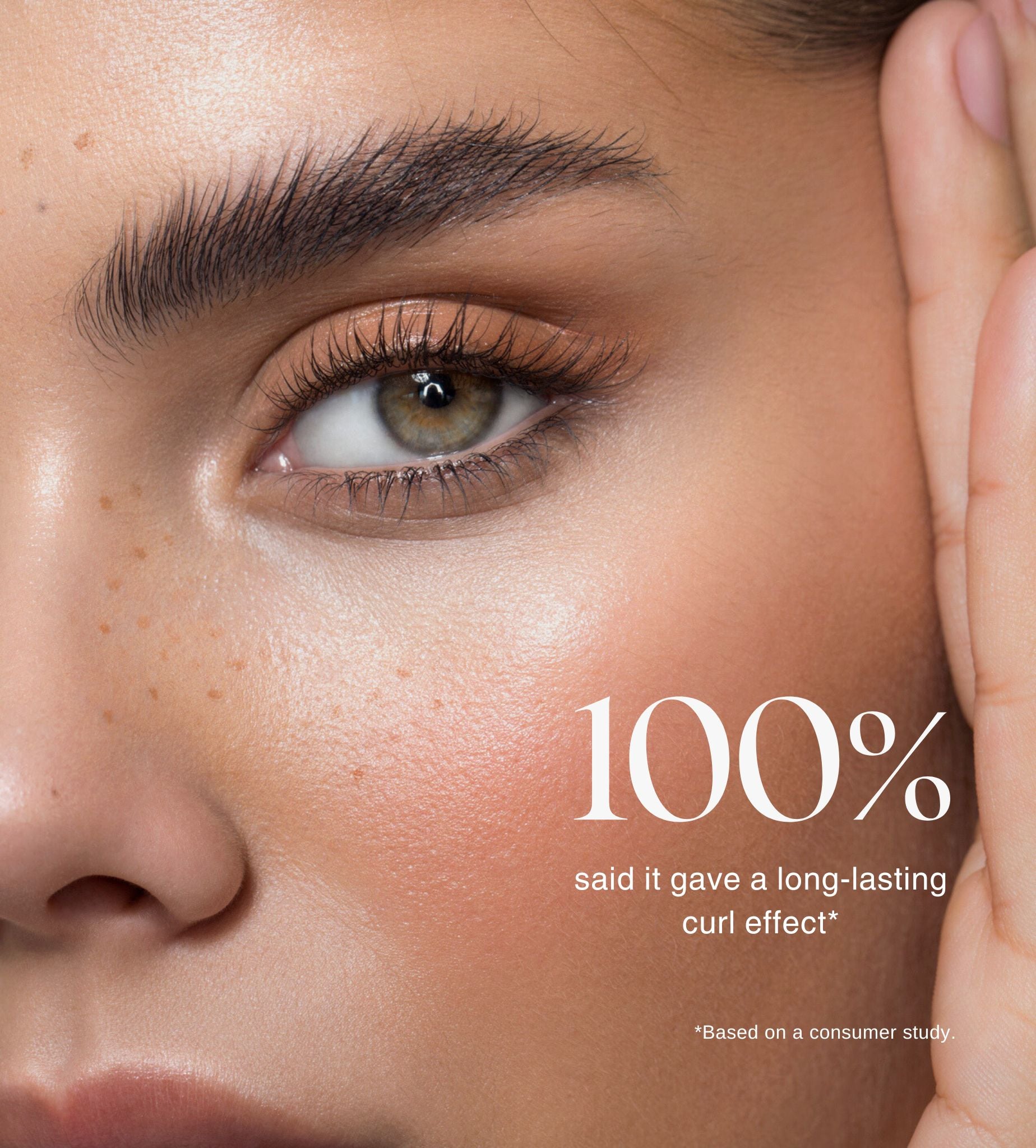Close-up of curled lashes with text overlay showing 100% of users noticed a long-lasting curl effect